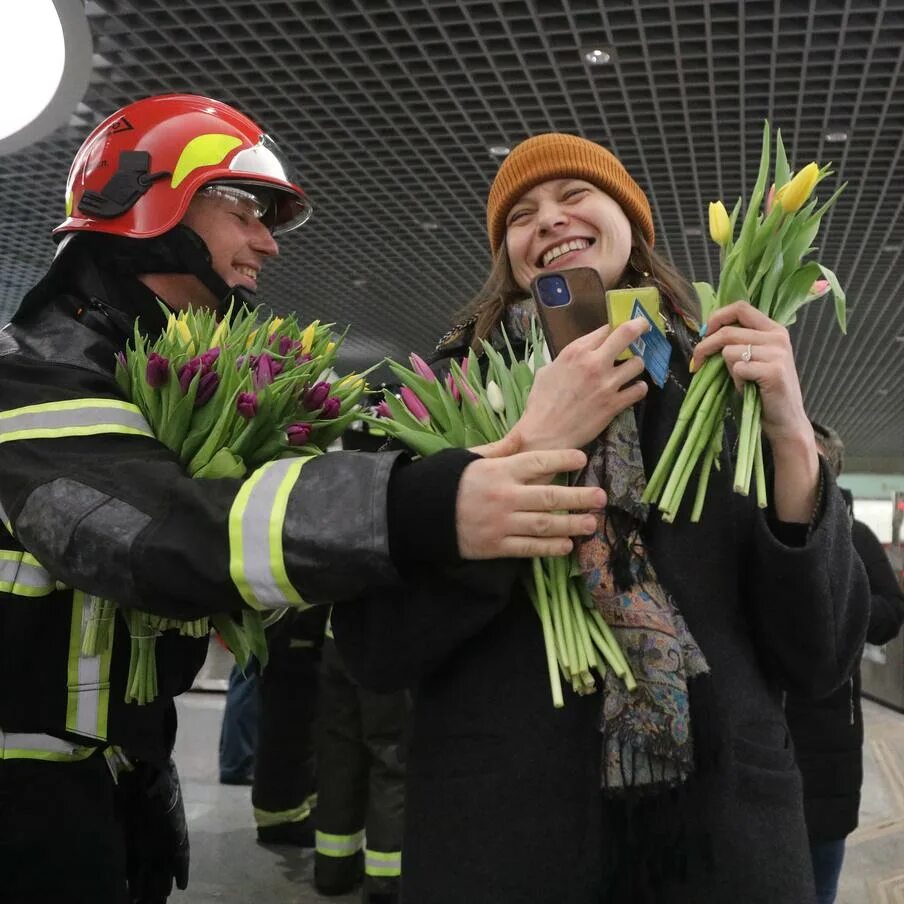 Пожарный с цветами. Метро тюльпаны.