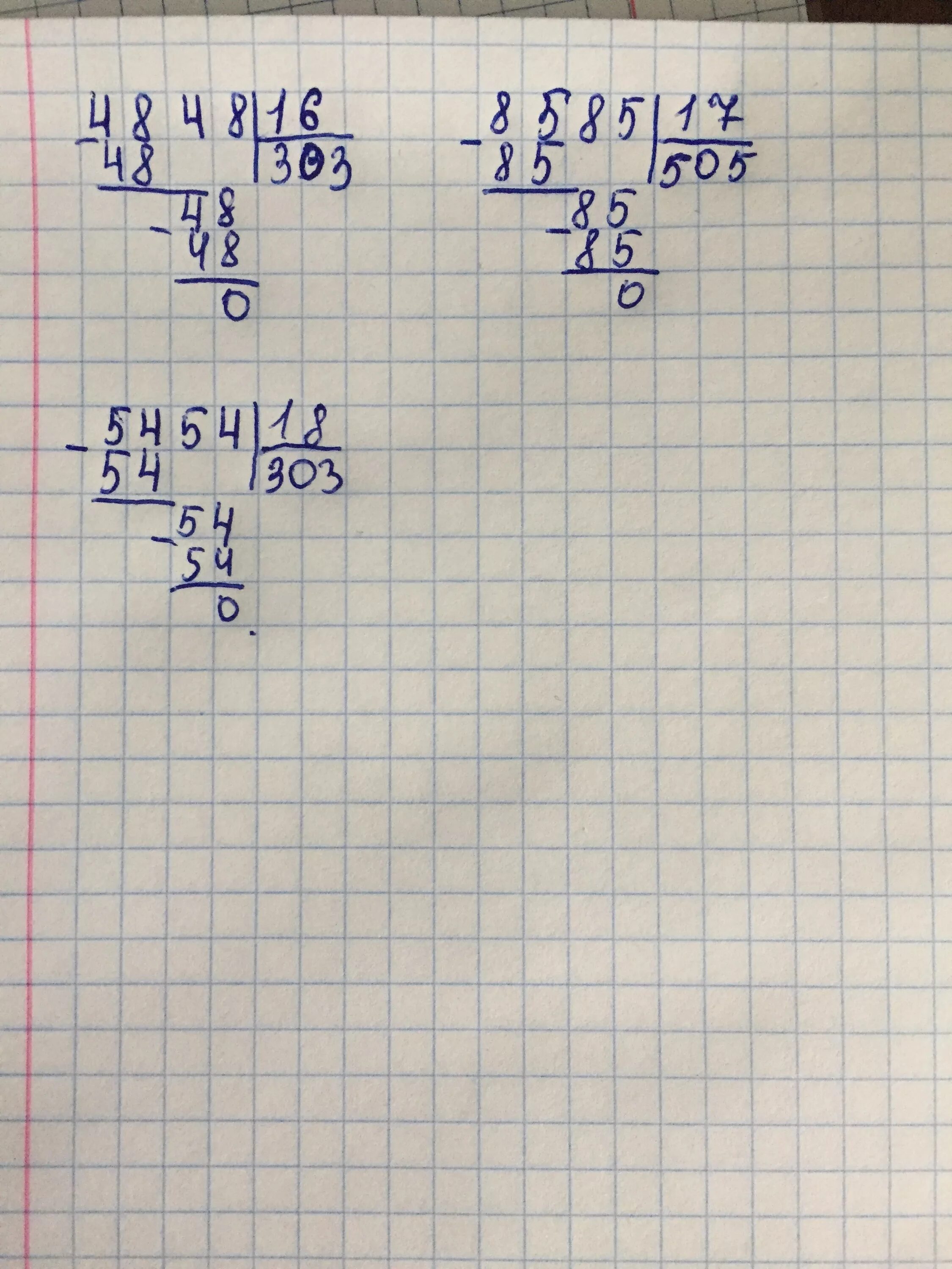 7410 3 столбиком. 0,49 разделить 1,4. 399 разделить на 57 столбиком. 988 разделить на 4. 3249:57=57 столбиком.