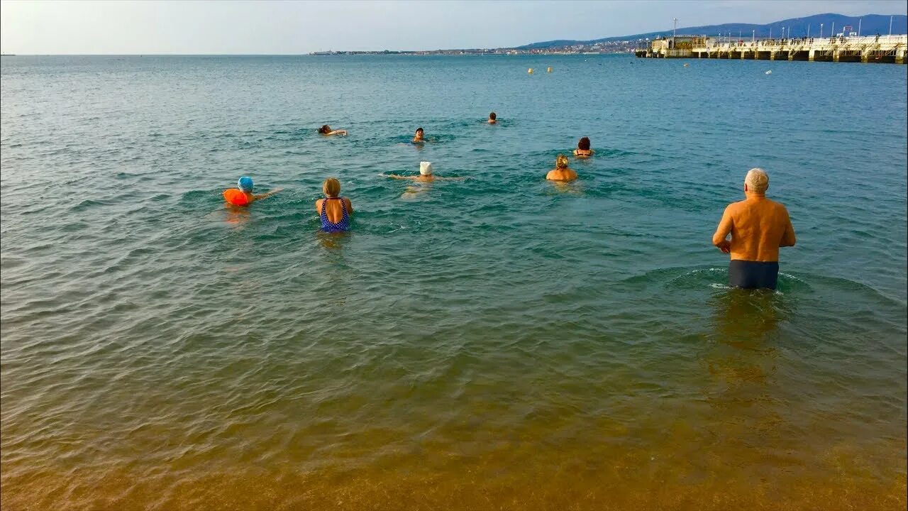 На пляже купание. Люди купаются в море. Люди на море. Купание. На пляже купание.