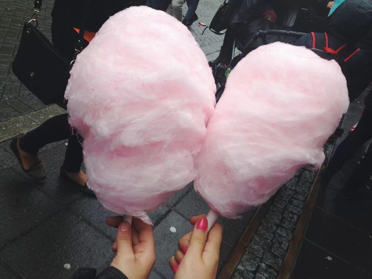 Cotton candy вата. Сладкая вата цветная. Сладкая вата. Воздушная вата. Сладкая вата руками.
