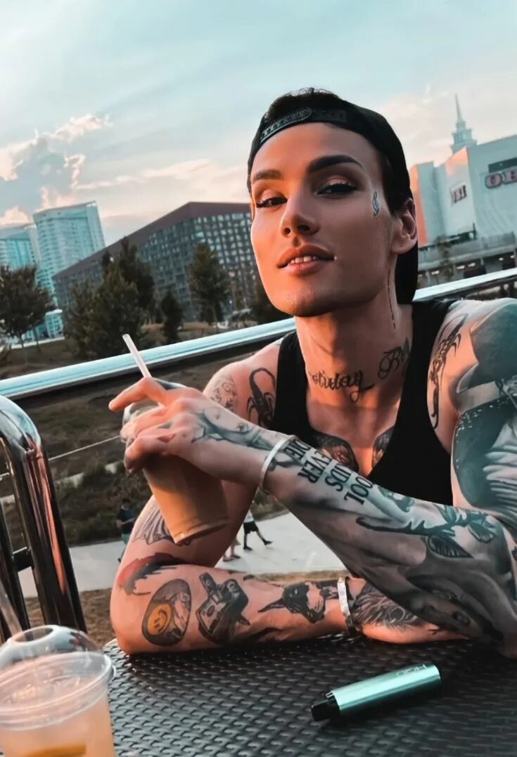 Холибой песни 2025. Xolidayboy тиктокер. xolidayboy 2025. холибой.