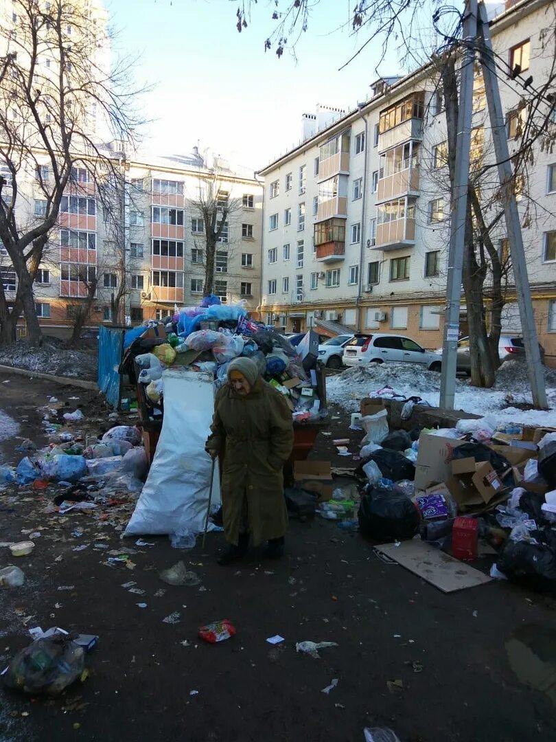 Гопники 80-х ссср. Уличная шпана ссср 50е. Современная деревня. Группа подростков на улице. Казаки разбойники игра ссср.