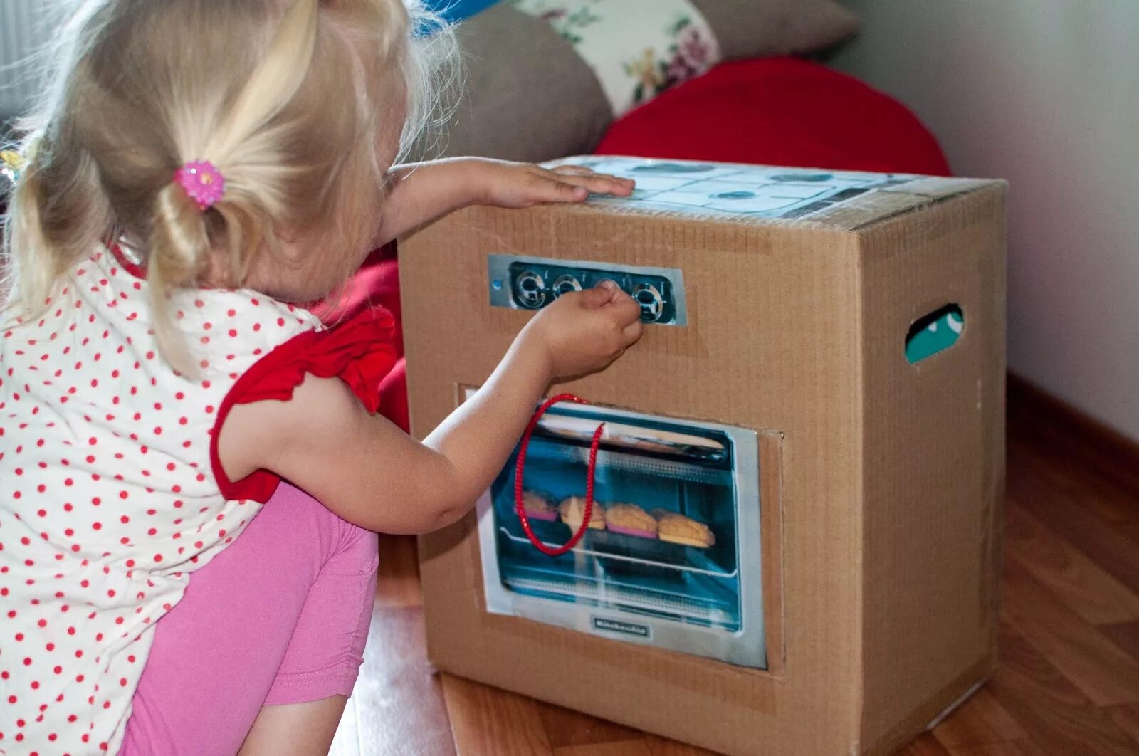 Телевизор из картона. Телевизор из картонной коробки. Телевизор из картона для детского. Телевизор из коробки для детского сада. Вторая жизнь картонной коробки.