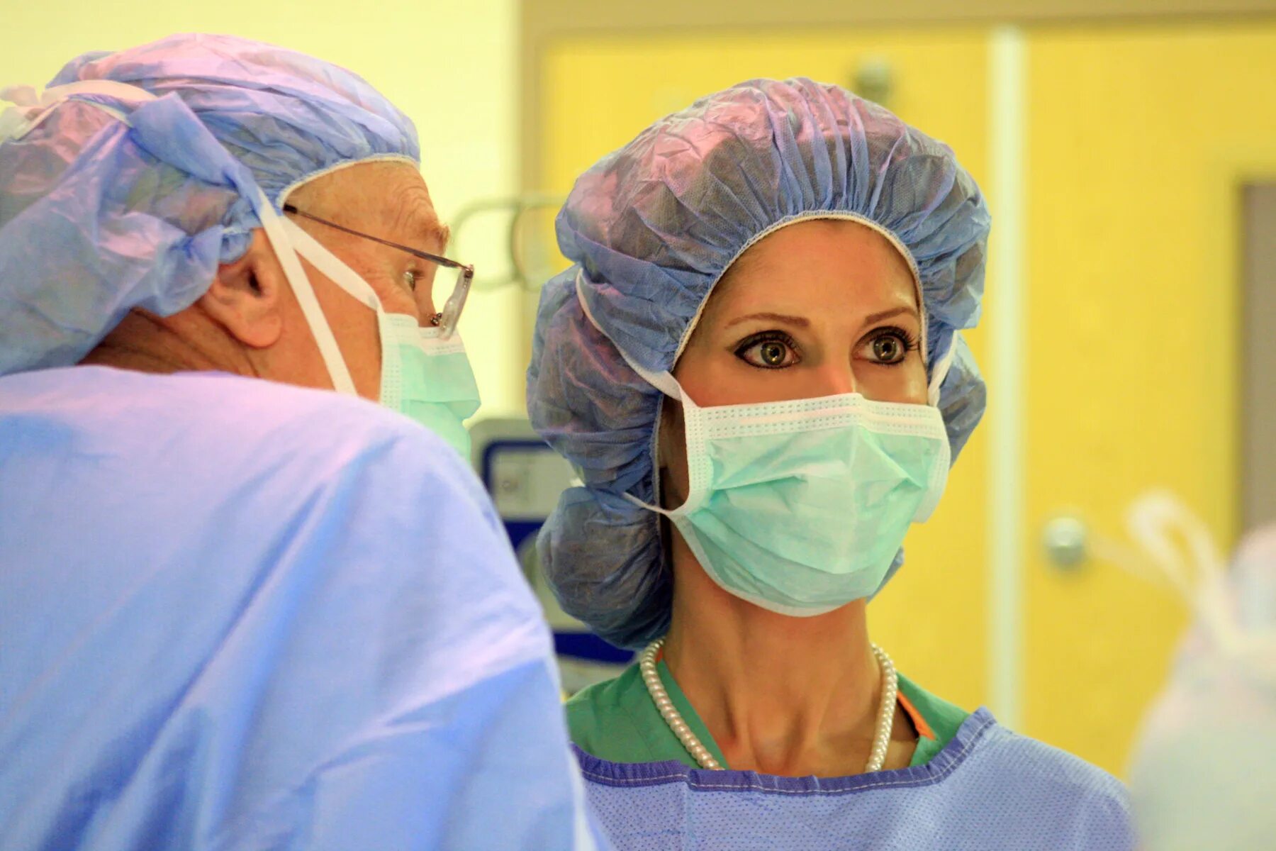 Прием хирург женщина. Красивые женщины хирурги. Счастливая хирург женщина.