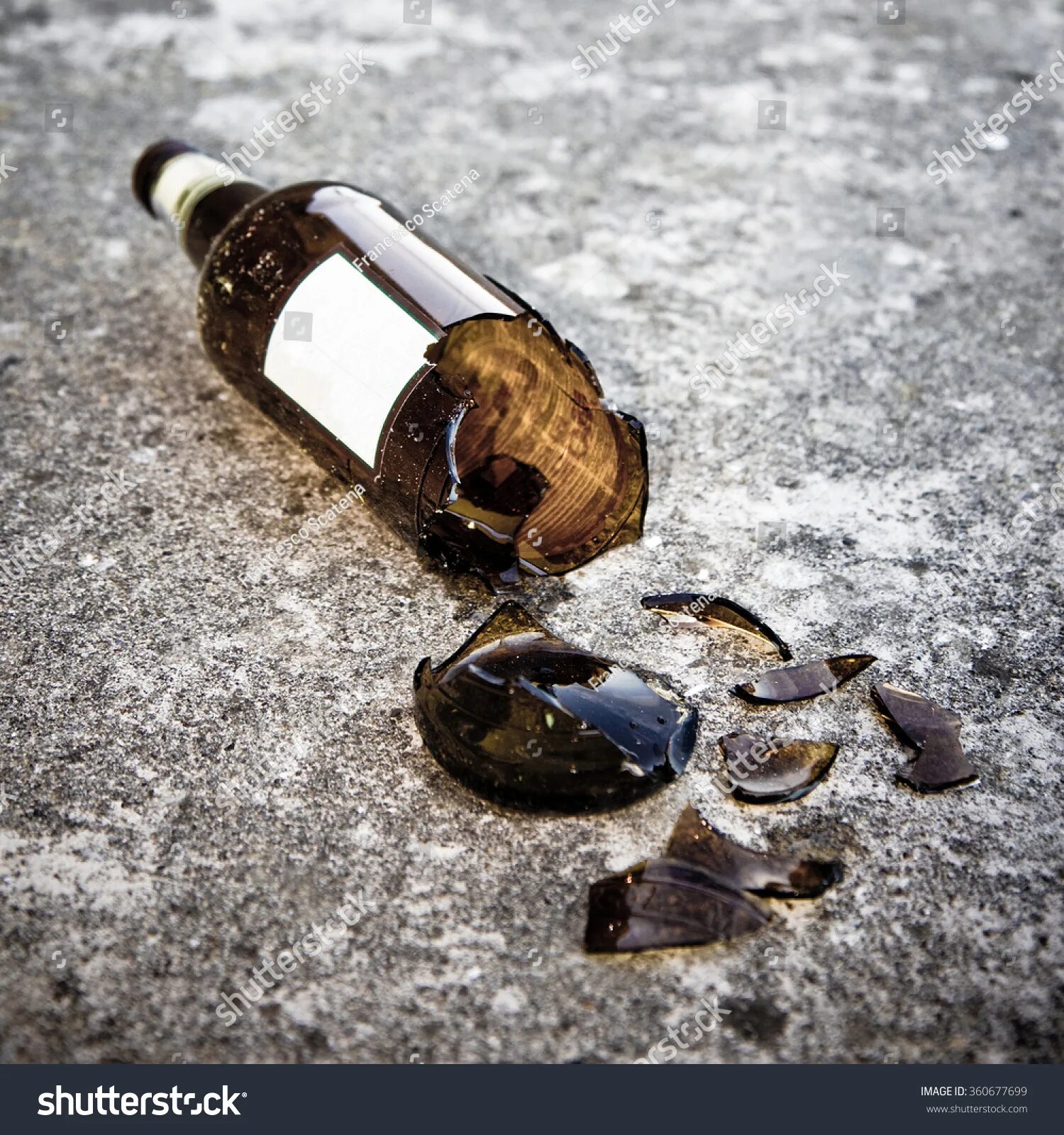 Разбитое вино. Бутылка валяется на земле. Бутылки валяются.