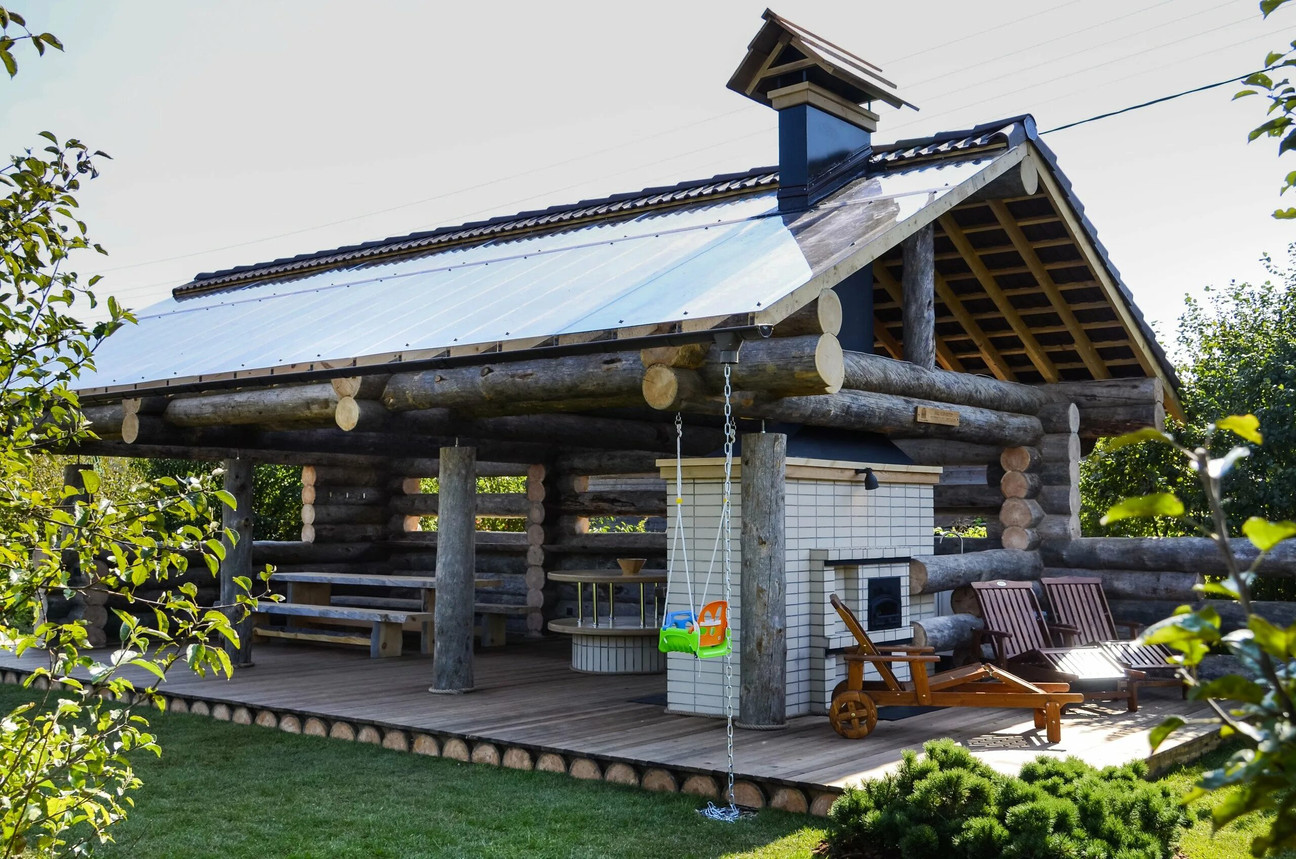 Рубленая беседка с мангальной зоной. Беседка 6 на 4 с мангалом. Мангальная зона из бревна. Рубленая беседка с мангальной зоной. Мангальная зона из бревна.