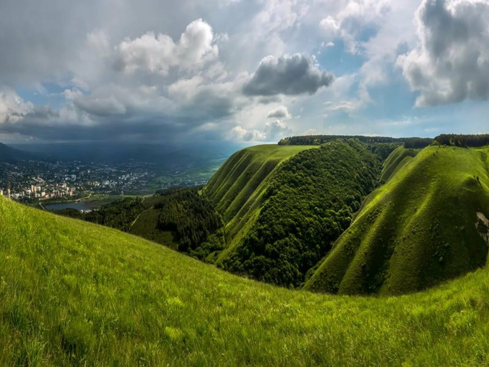 Холм фото. Боргустанский хребет в Кисловодске. Кисловодск горы. Кисловодск холмы. Кисловодск природа горы.