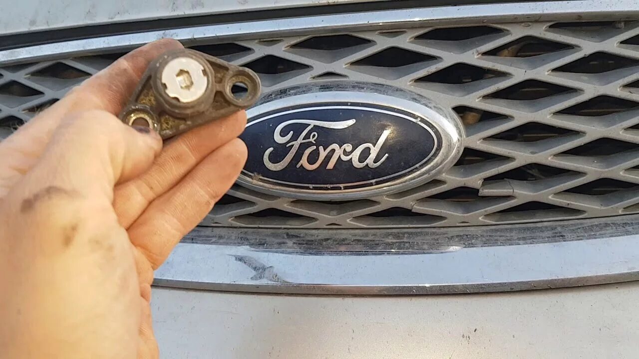 Ford капот открыть. Открытие капота Форд фокус 2. Капот Форд фокус 2 открывается. Форд фокус 2 открытие капота без ключа. Открывание капота Форд Мондео 3.