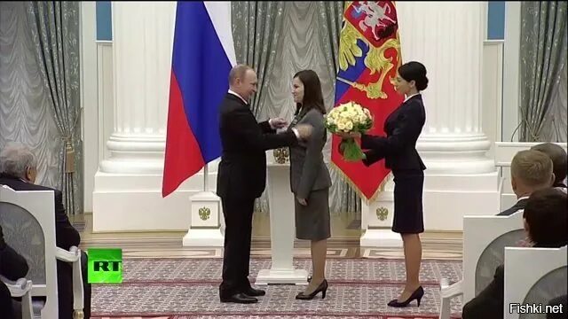Выносят президента. Награждение президентом. Награждение женщин в Кремле.