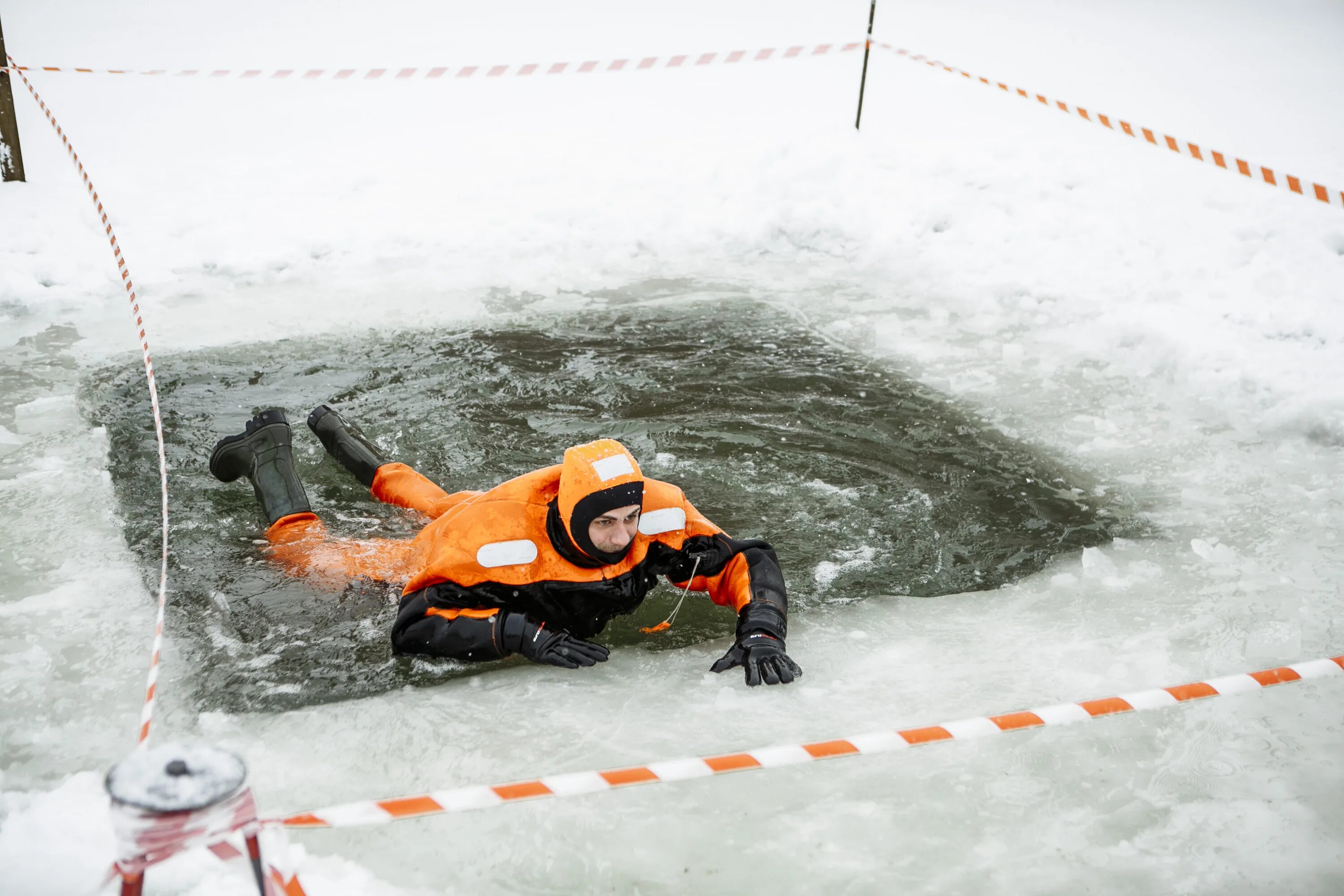 Спасение человека провалившегося под лед. Человек провалился под лед. МЧС России спасает человека на льду. Оказание помощи провалившемуся под лед. Утонувшие зимой
