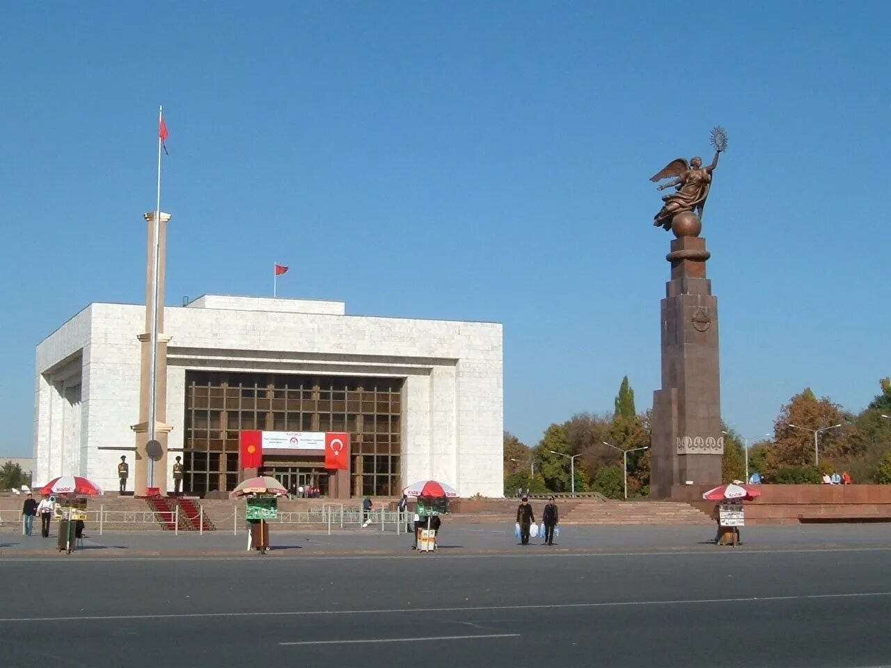 Площадь киргизии. Исторический музей бишкек. бишкек площадь ала-тоо памятник манасу. площадь ала тоо исторический музей. монумент эркиндик бишкек.