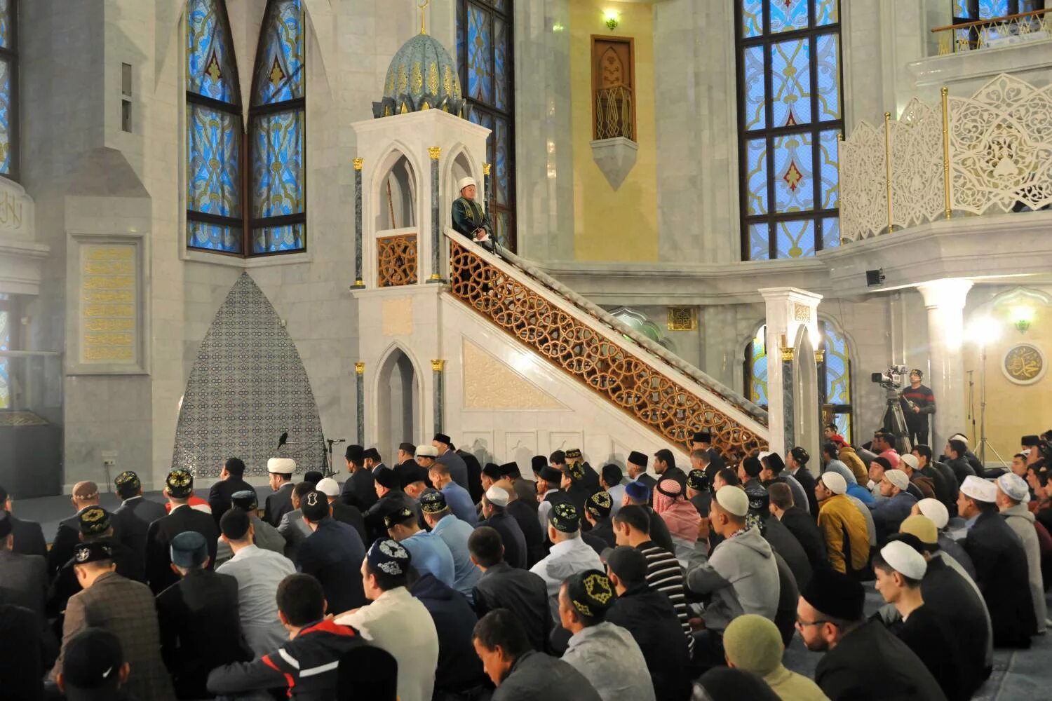 Курбан байрам мечеть набережные челны. Фото с гостями в мечети. В мечети принято. Курбан байрам в татарстане. Проспект мира мечеть аль фитр намаз.