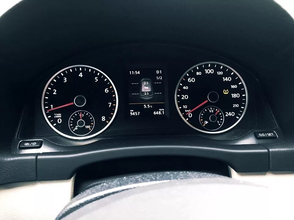 Датчик давления тигуан 2019. Датчик давления шин vw tiguan 2014. Volkswagen tiguan давление в шинах. Давление в шинах тигуан 2. Датчик давления шины mmc l200 2023.
