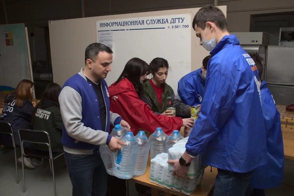 Волонтеры беженцы. Волонтеры гуманитарная помощь. Волонтерство беженцам. Помощь беженцам. Волонтёрство сбор гуманитарной помоши.