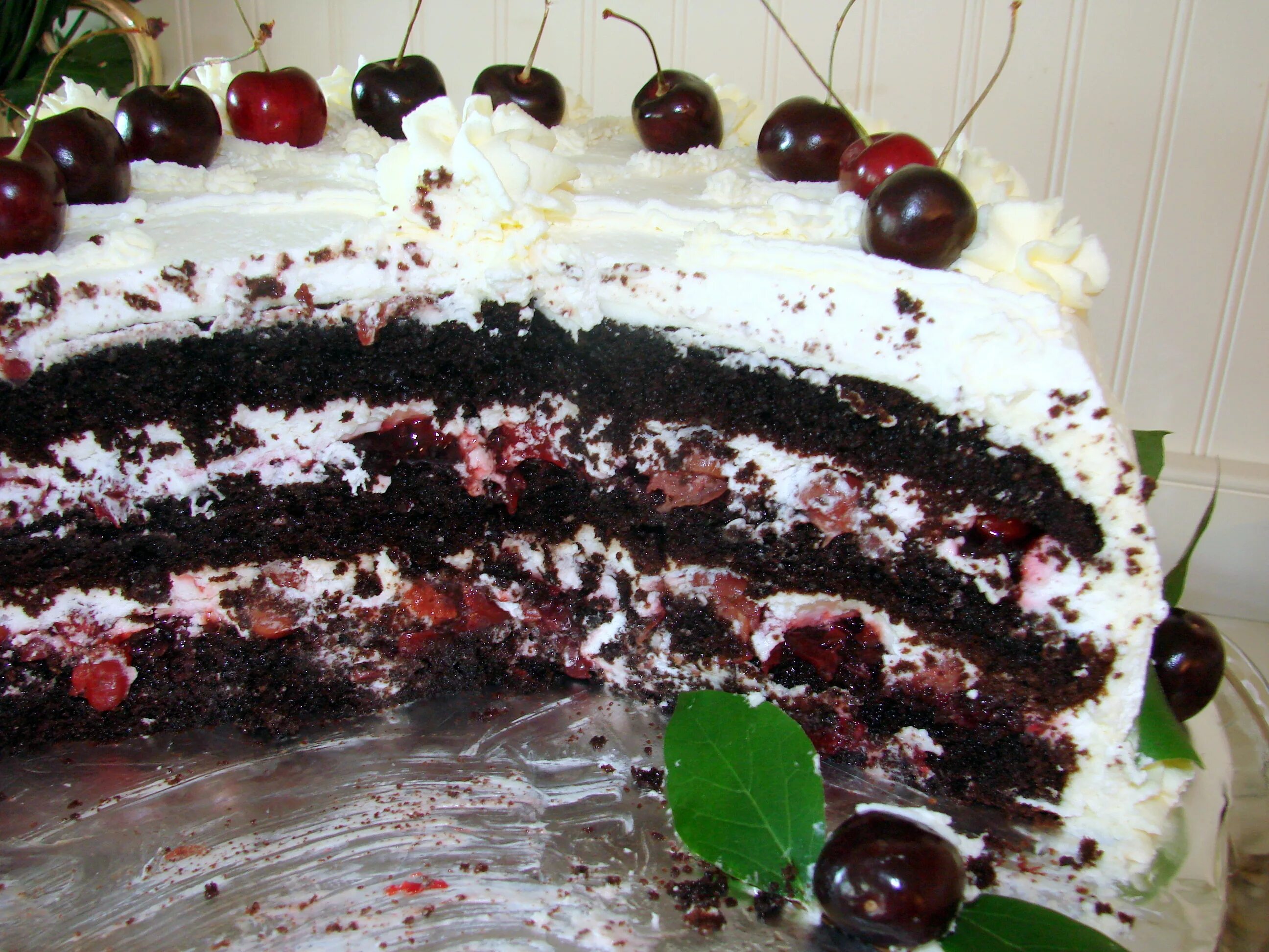 Бисквитный пирог с вишней. Торт домашний шоколадный вишня. Торт кирш. Бисквит с вишней и маскарпоне. Торт с кремом и вишней.