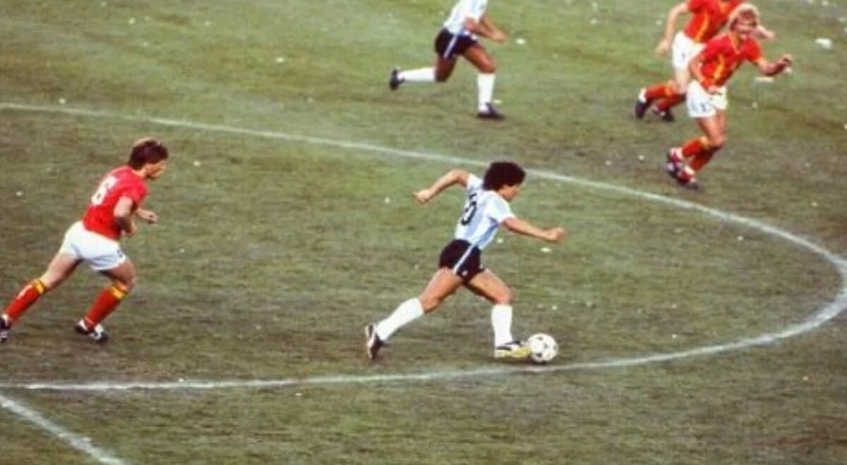 Марадона 2019. Диего армандо марадона 2019. диего марадона 1982.