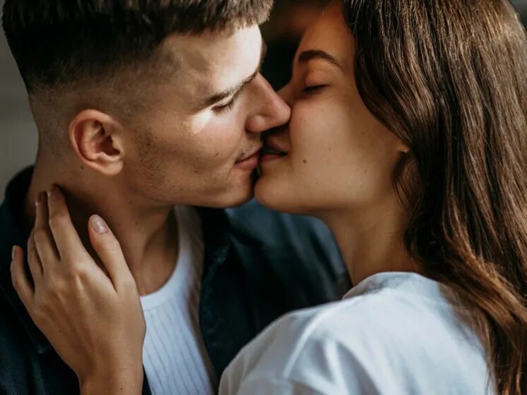Влюбленные будущее отношений. Счастливые влюбленные. Романтические отношения между мужчиной и женщиной. Счастливая пара обнимается. Обнимает девушку.
