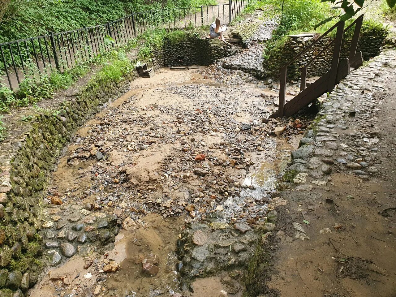 Как сделать овраг. Запруда в овраге. Террасирование склонов коломенское. Нарвин ручей. Запруда на участке.