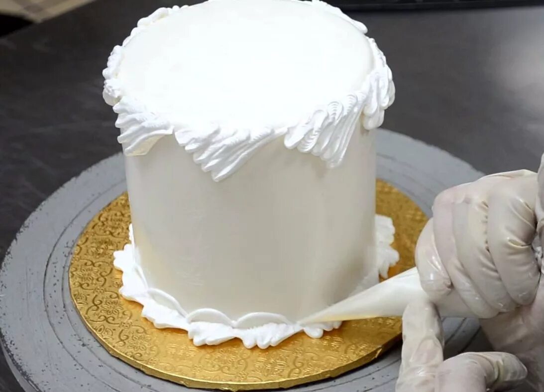Украшение торта белковым кремом. Белковый крем для украшения тортов. Кремовое украшение торта. Украшение торта белково заварным кремом. Торт без сливочного крема