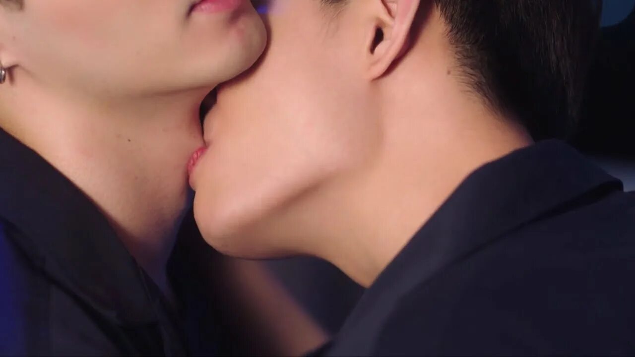 Трогать кадык. Кислород лакорн поцелуй. Трогать кадык. Трогать кадык. Кадык у девушек фото.