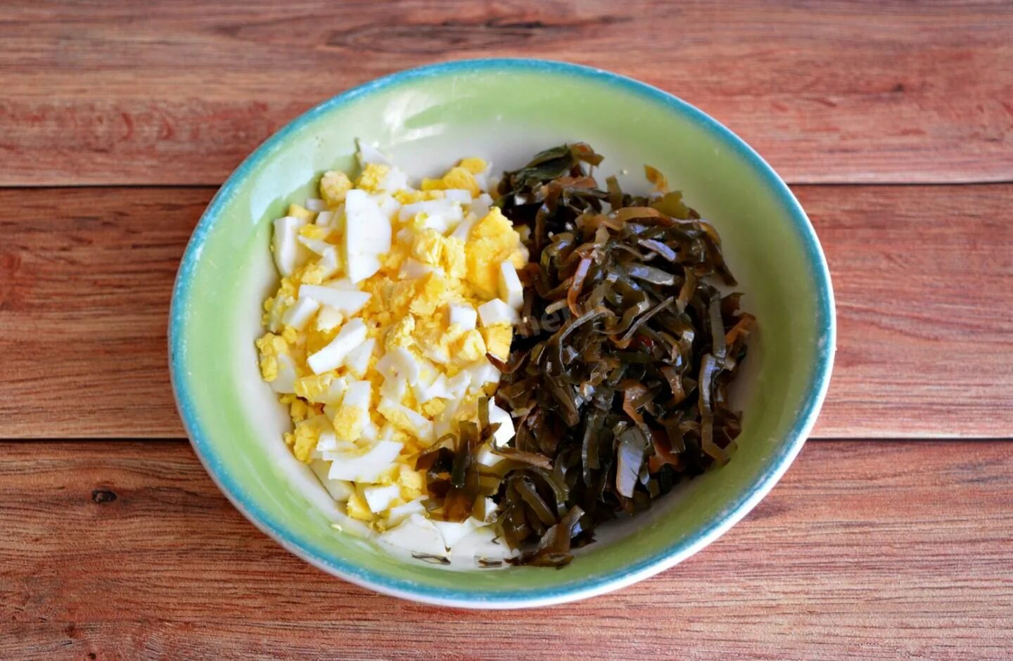 Морская капуста с яйцом. Салат из морской капусты с морковью. Салат с морской капустой. Ламинария салат из морской капусты. Салат с морской ккпсуьой.