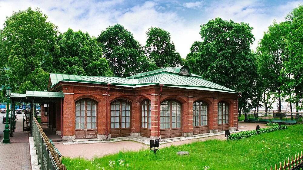 Дом музей петра 1 в санкт-петербурге. Домик петра 1 в санкт-петербурге на петровской набережной. Домик петра 1 в санкт-петербурге на петровской набережной. Домик петра i в санкт-петербурге (1703). Первый домик петра 1 в санкт-петербурге.