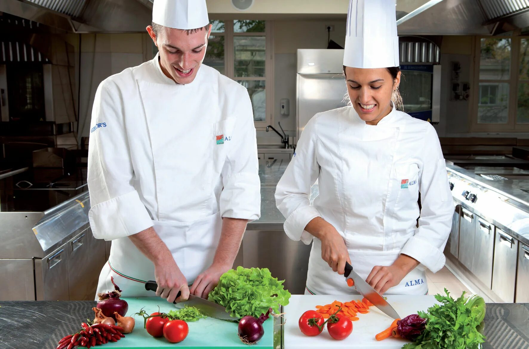 Кухня ресторана с поварами. Горячий цех. Повар на кухне. Работает поваром в ресторане. Повар горячего цеха.