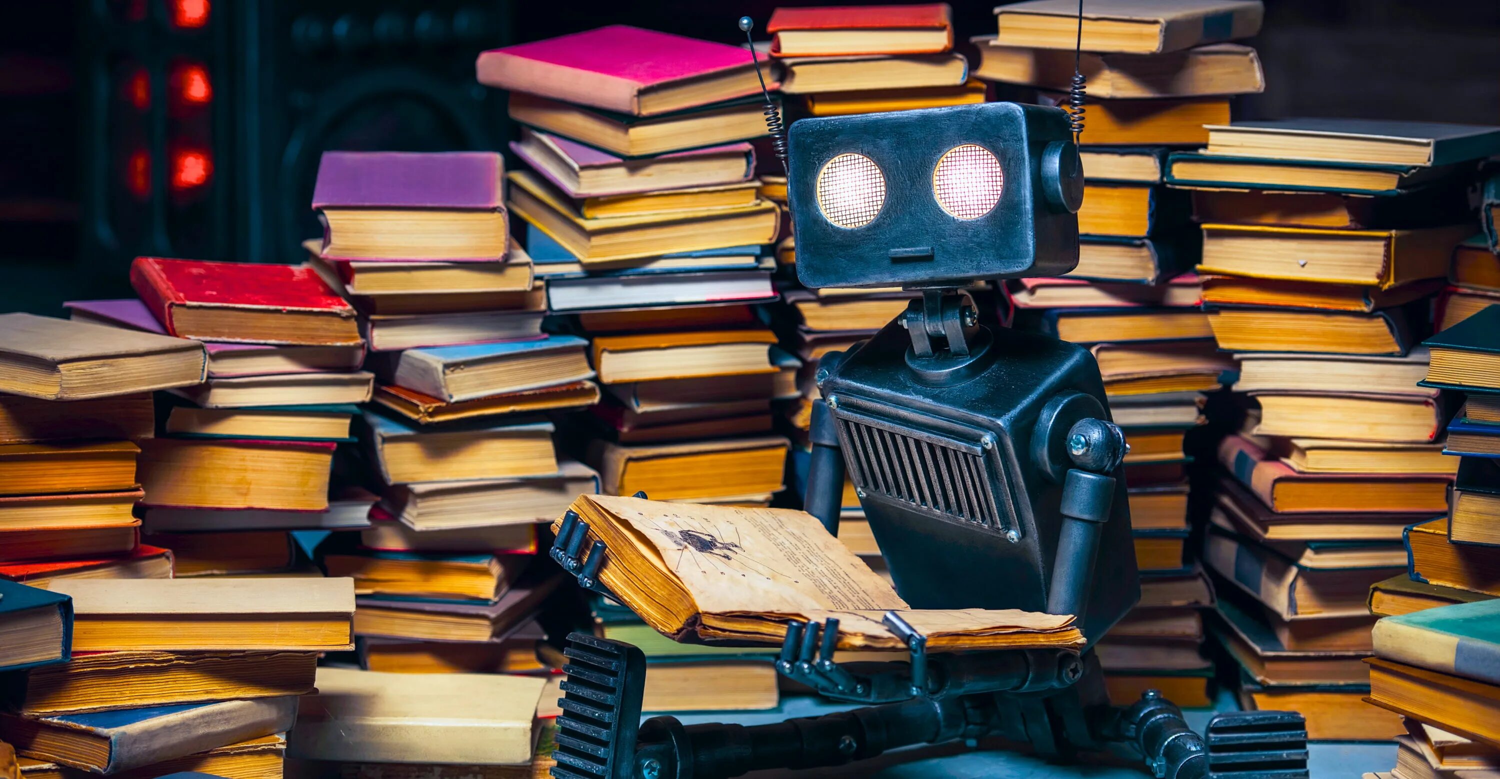 Интеллектуальной читать. Много книг. Робот писатель. Робот читает книгу. Искусственный интеллект писатель.