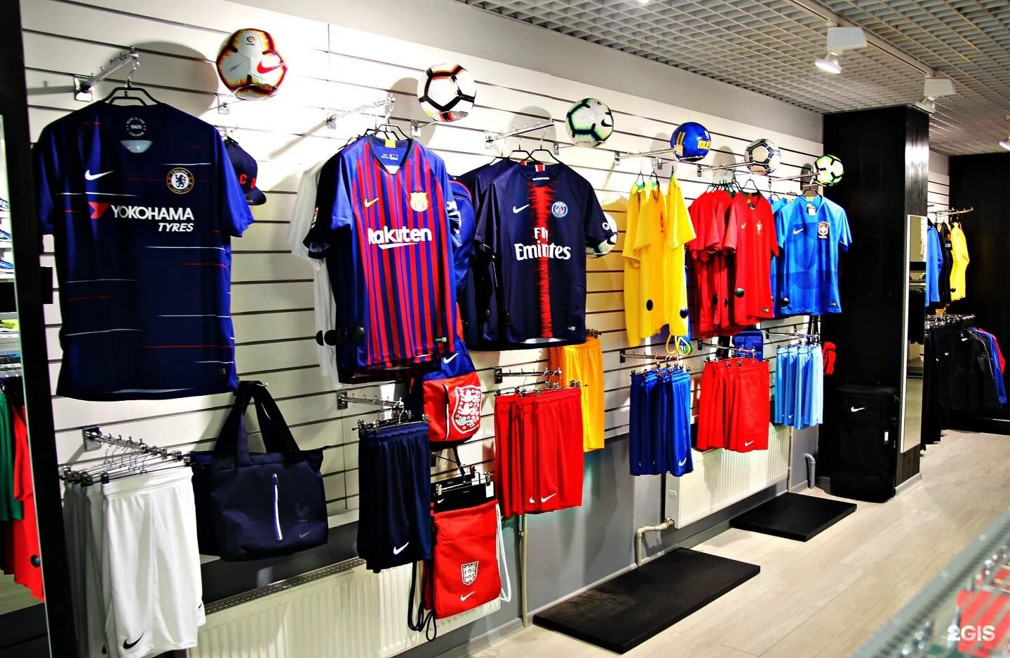 Футбольная форма спб. Футбольный магазин. Футбольная одежда. Магазин футбольной экипировки. Специализированные магазины.