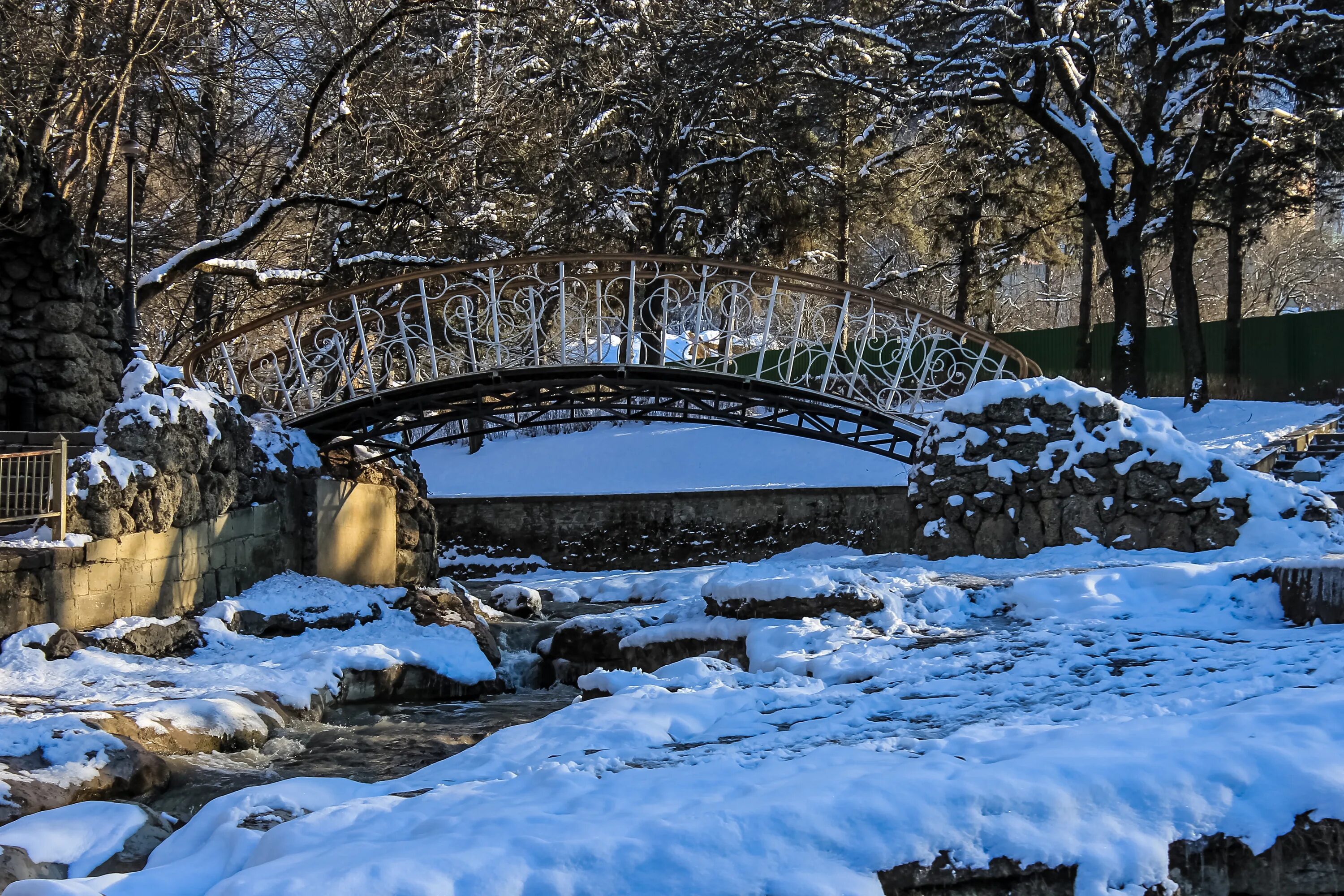 Какая погода в кисловодске в мае. Кисловодск парк мостик Дамский каприз. Кисловодск 2007. Кисловодск зимой. Прогулки по Кисловодску зима.