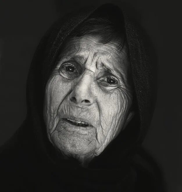 Про маму страшную. Старуха. Портрет пожилого человека. Пожилая женщина черно белый портрет. Портрет пожилой женщины.