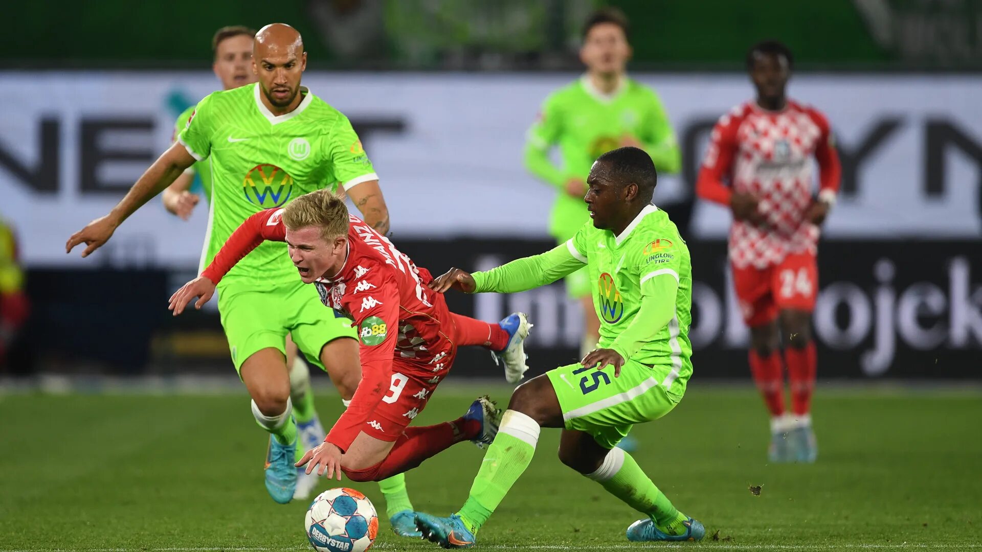 Личные встречи майнц вольфсбург. Чемпионат германии – шальке-04. Вольфсбург майнц. Майнц 2017-2018. Фото вольфсбург германия.