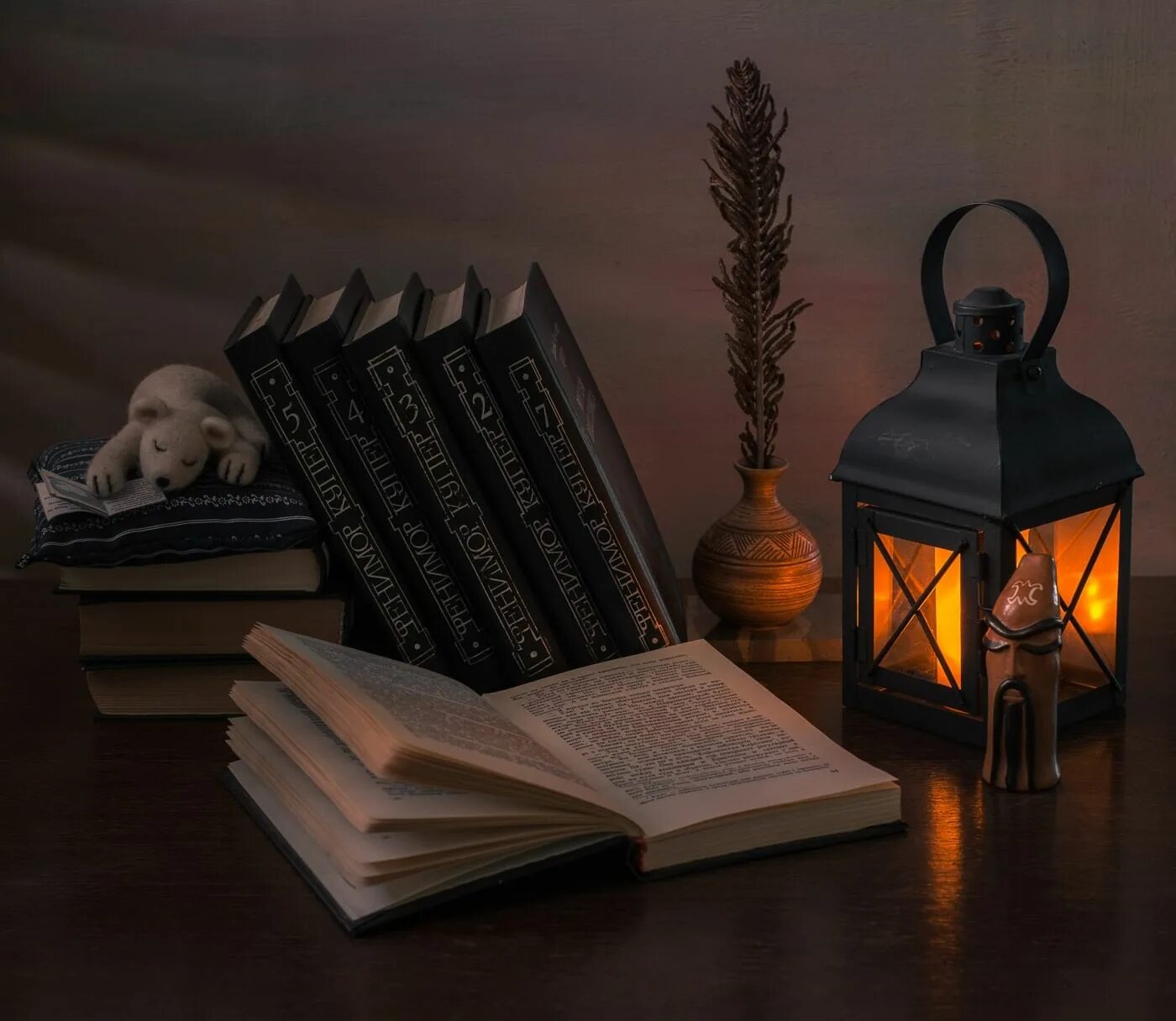 Сказка о библиотеке ночью. «Натюрморт с книгами». Уютный вечер с книгой. Книжный вечер. Зимний вечер с книгой.