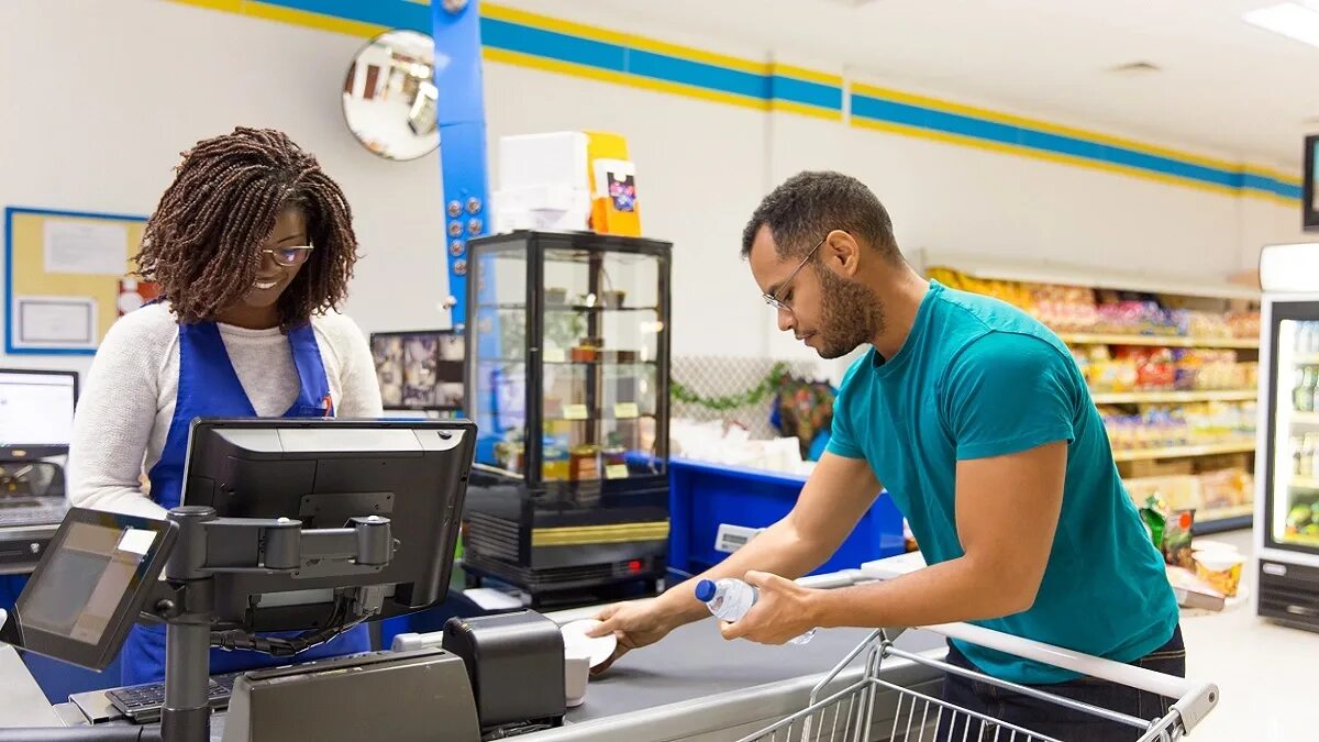 Wendy’s в америке. Кассир фаст фуд. Девушка за кассой. Кассир. Кассир в америке.