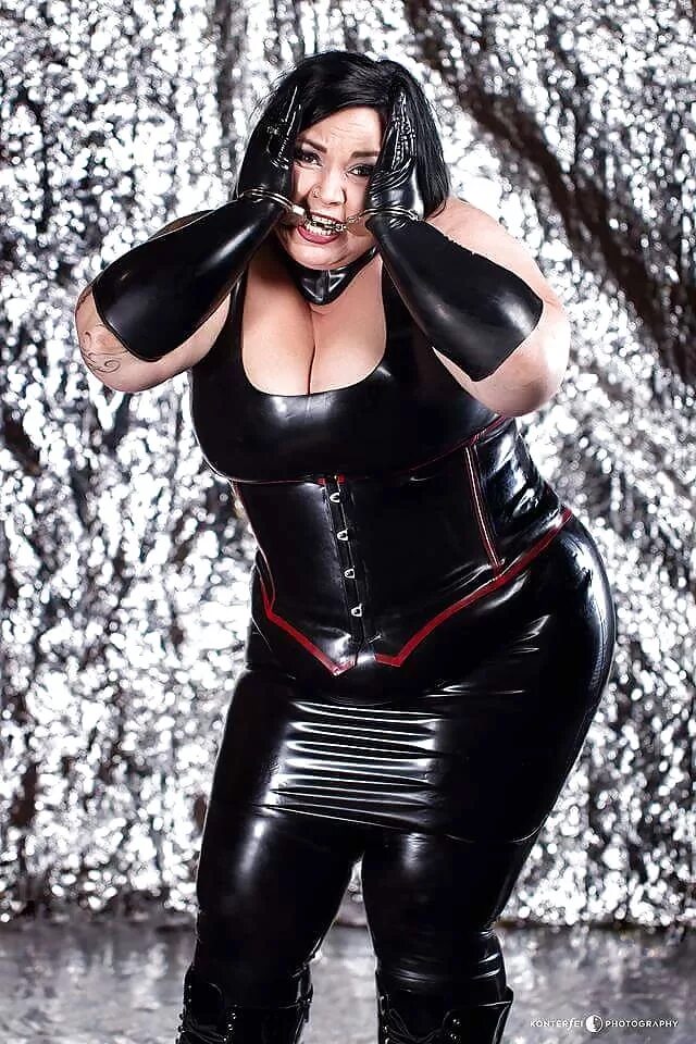 Толстая женщина в латексе. Толстая женщина в латикс. Толстая девушка в латексном костюме. Толстушка госпожа. Толстая девочка в латексе.