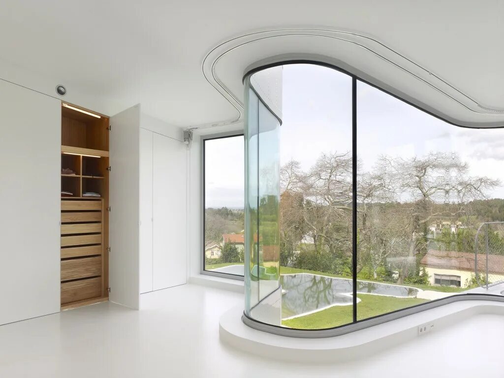 гнутый стеклопакет. полукруглое окно. деревянные изогнутые окна. круглое панорамное окно. полукруглоепонарамное остекление.