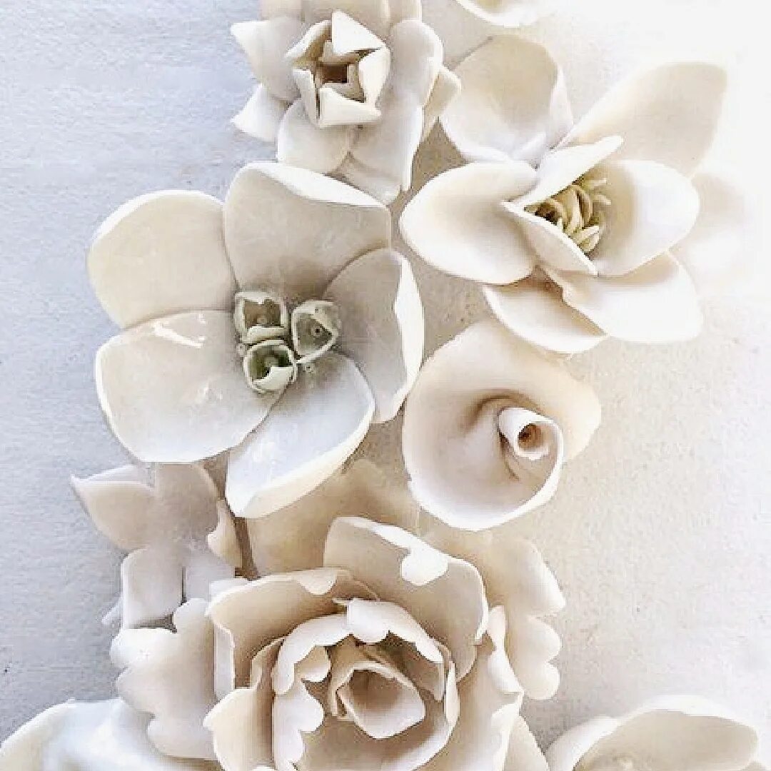 Цветы из керамической глины. Цветы из керамики. Скульптура пластика керамика цветы. Цветы из обычной глины. Керамика цветы из глины.