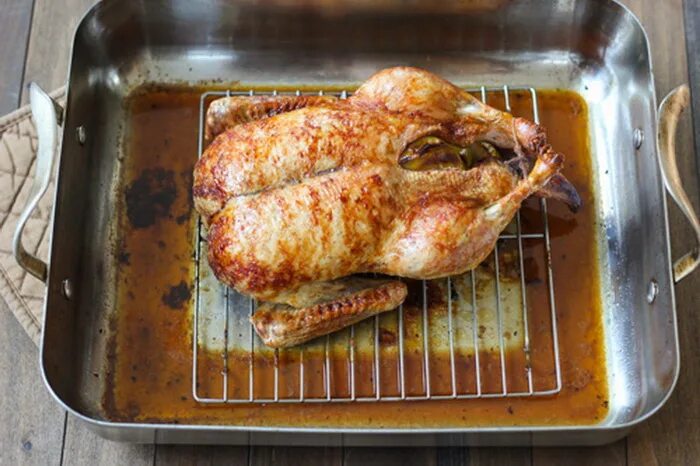 Курица в духовке целиком температура и время. Курица на противне. Утка на противне. Утка на решетке в духовке. Противень для готовки курицы.