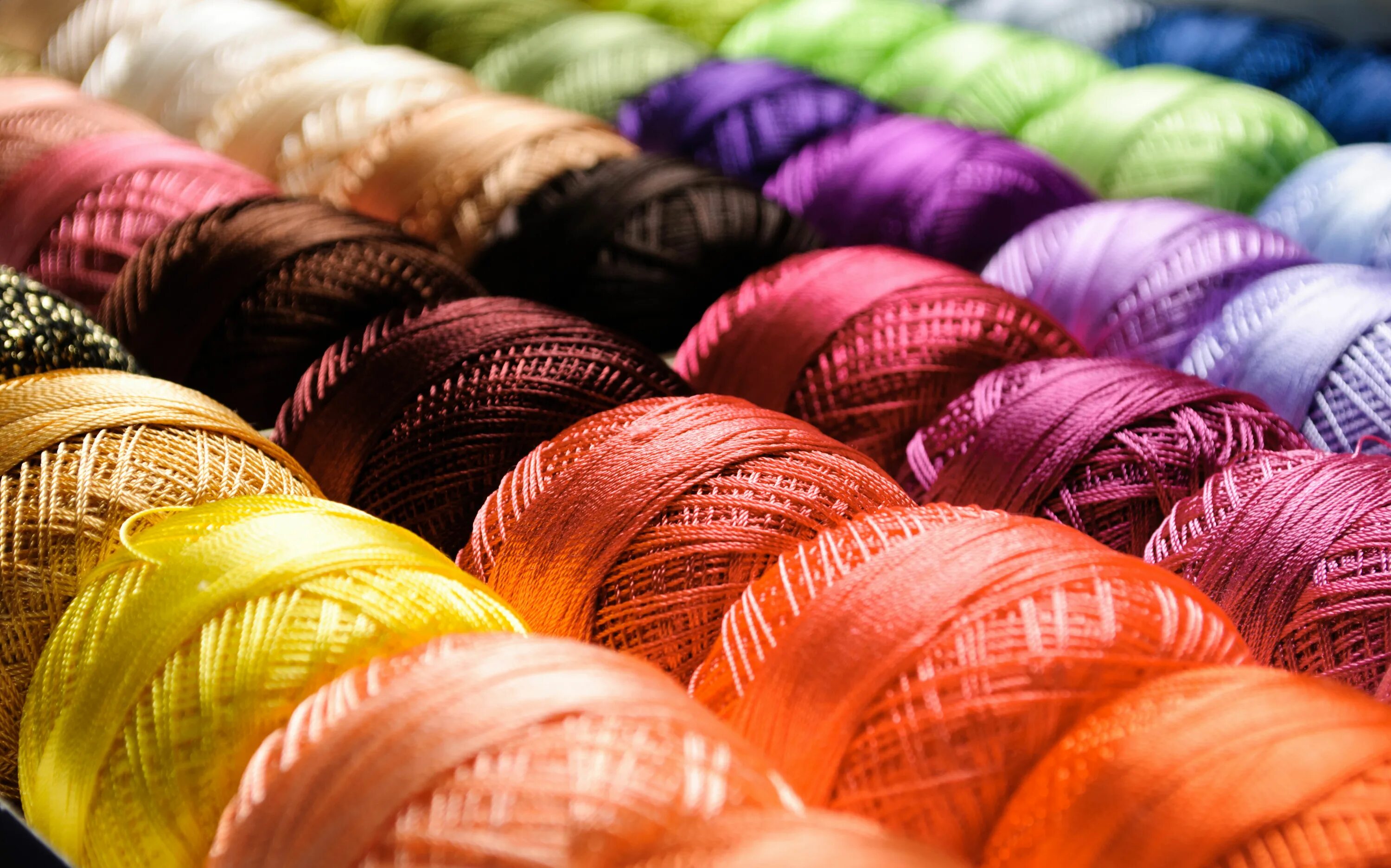 Синтетические нитки. Разноцветные нитки. Разноцветная пряжа. Синтетические нитки для вязания.