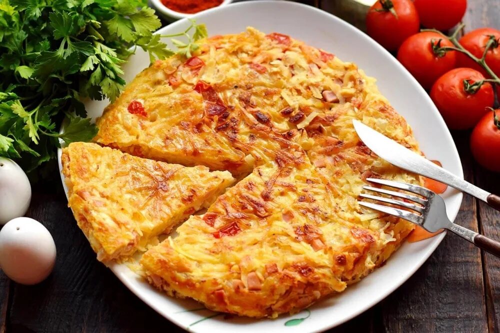 Драники с ветчиной, сыром и зеленью. Картофельная пицца. Драники картофельные с колбасой и сыром. Картофельные оладьи боксти. Драники с колбасой и сыром на сковороде.