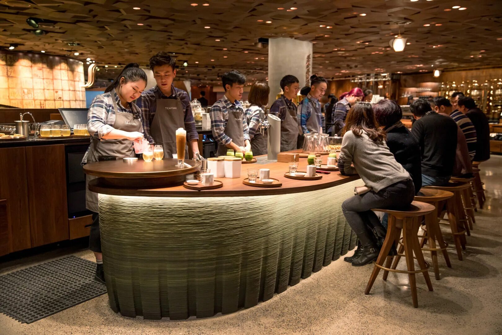 Открытие новые кафе. Starbucks Reserve Roastery в Шанхае. Старбакс кафе в Китае. Самый большой Старбакс в Шанхае. Starbucks в Китае.