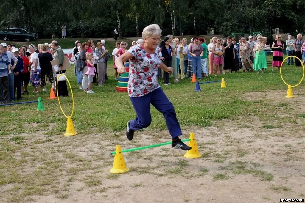 спортивные состязания для пожилых людей. спортивное мероприятие для пенсионеров. нина усатова и скандинавская ходьба. спортивное соревнование мероприятие. физкультурное мероприятие для пенсионеров.