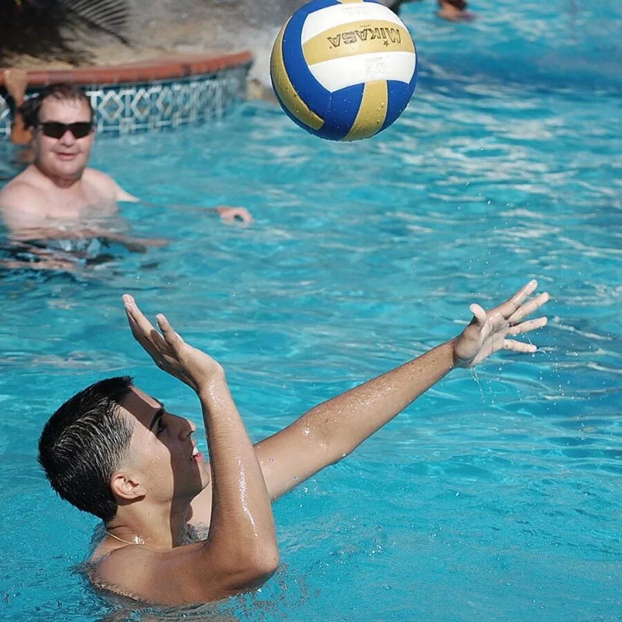 Водный волейбол. Волейбол в бассейне. Волейбол на воде. Водный волейбол в бассейне. Мяч для бассейна.