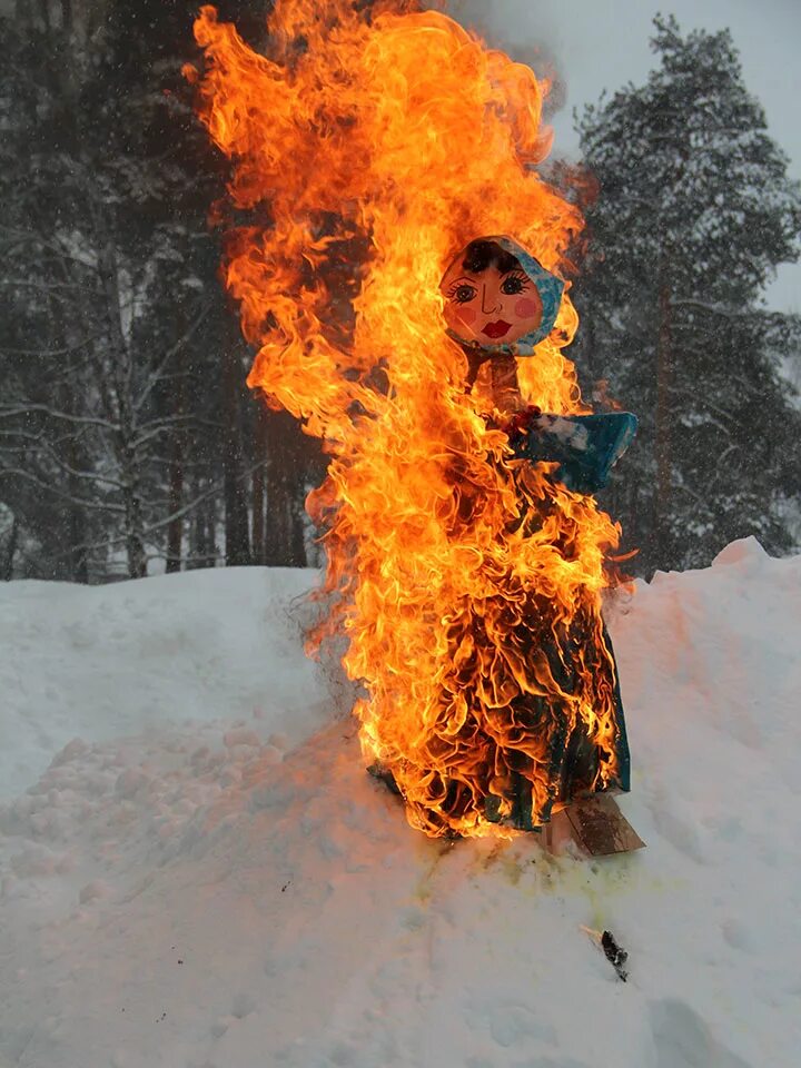 Горящее чучело на масленицу. Сожжение чучела на масленицу. Кукла масленица для сожжения. Чучело зимы. Сжигание чучела масленицы.