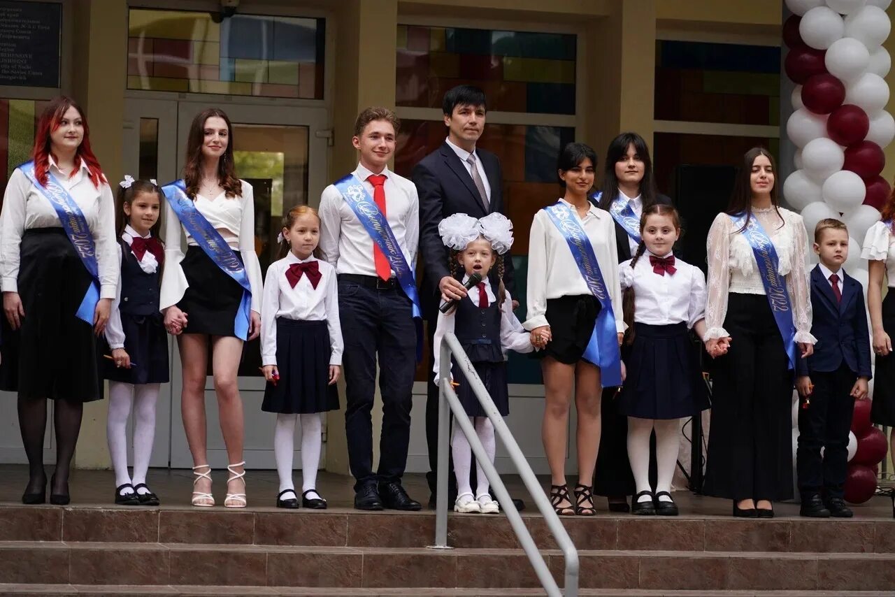 Гимназия 1 мурманск. Медицинский класс в школе. Гимназия 9 коломна. Директор гимназии 9 коломна. Поступление в 9 гимназию 8 класс.