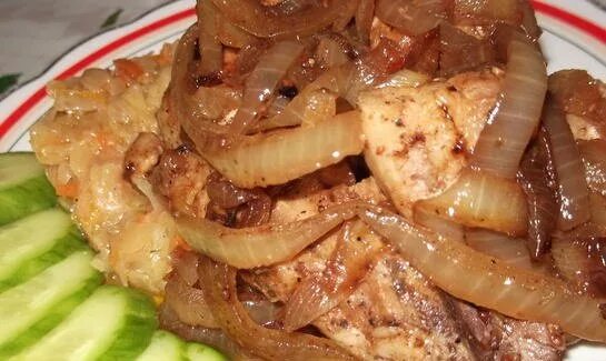 Жареная грудинка с гречкой. Грудинка жареная на сковороде. Картошка с грудинкой на сковороде. Грудинка жареная с луком. Грудинка жареная на сковороде с луком.