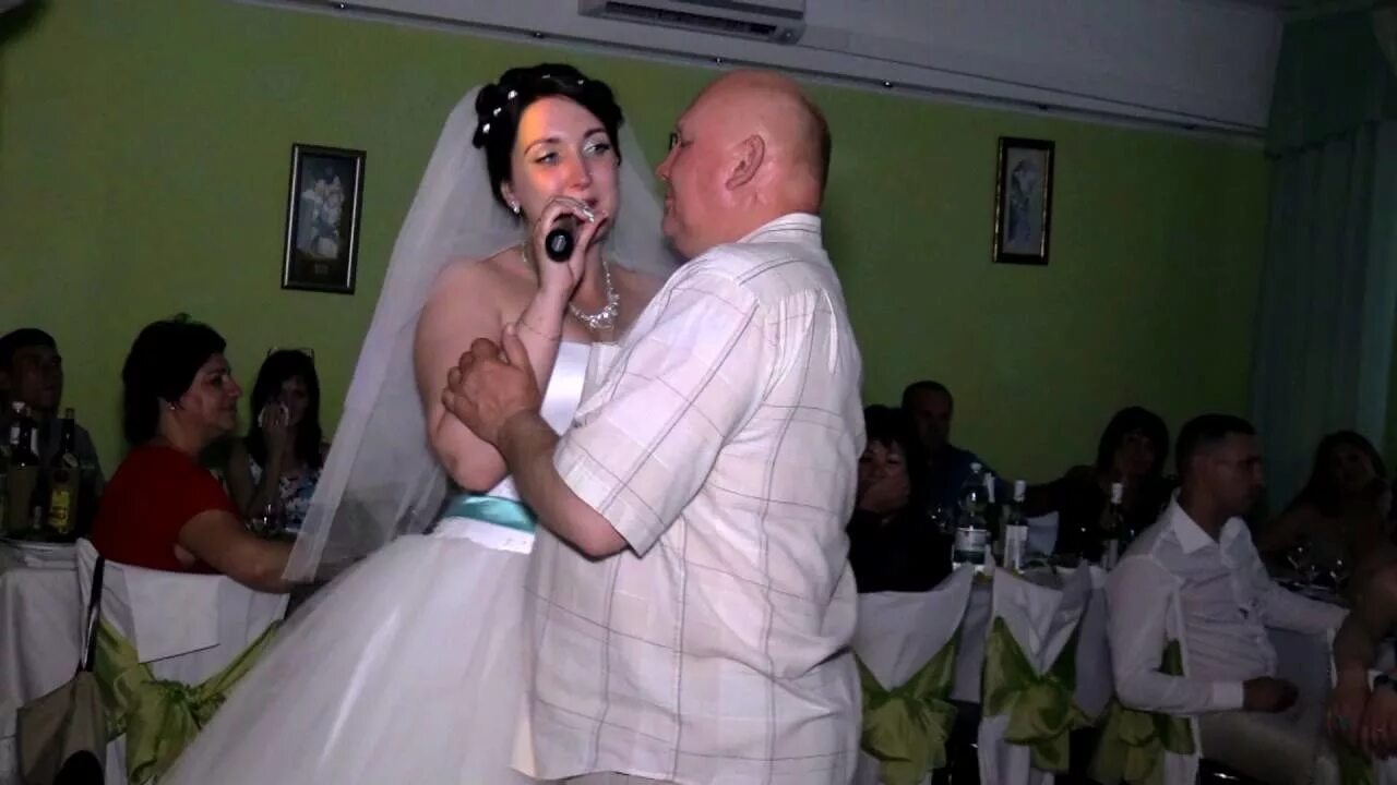 Фаза Папины невесты. Песни Свадебные папа. Невеста поёт песню для отца. Фото молодой папа невесты видео.