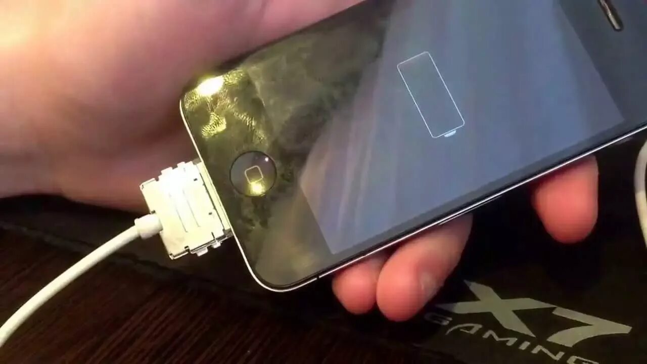 Iphone включается зарядки. Айфон 4 заряжается. Экран зарядки айфона. Айфон включается и выключается на зарядке. Смартфон не заряжается.