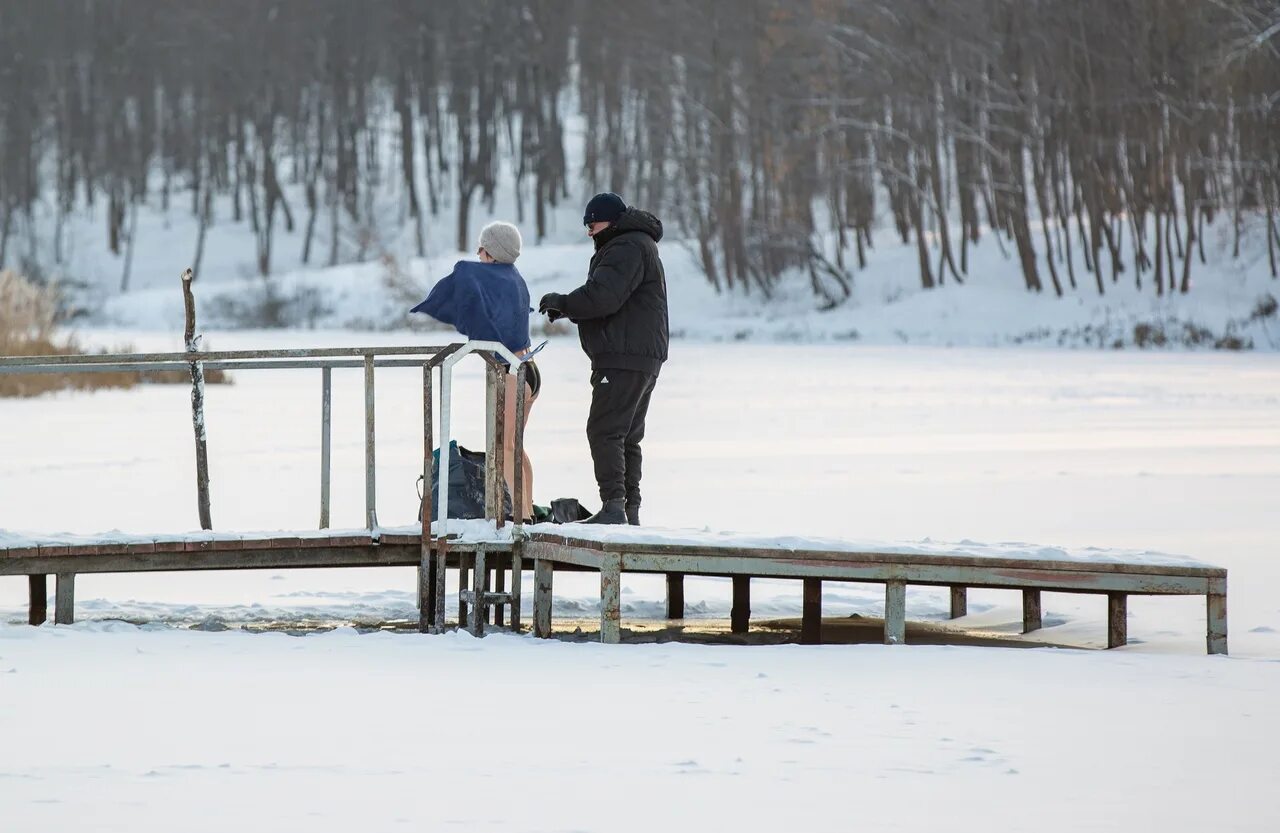 Был сильный Мороз на льду речки у проруби весело пела птичка.