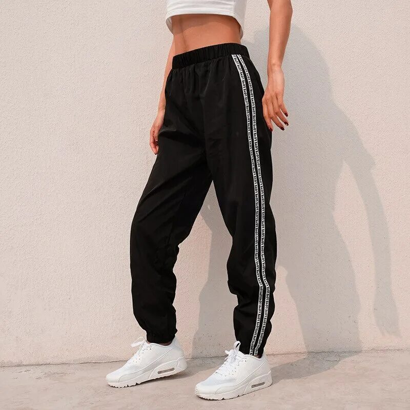 Штаны джоггеры женские спортивные остин. Adidas stella mccartney брюки. Джоггеры nike женские. Свободные спортивные штаны женские. Черные джошеры черне конверс.